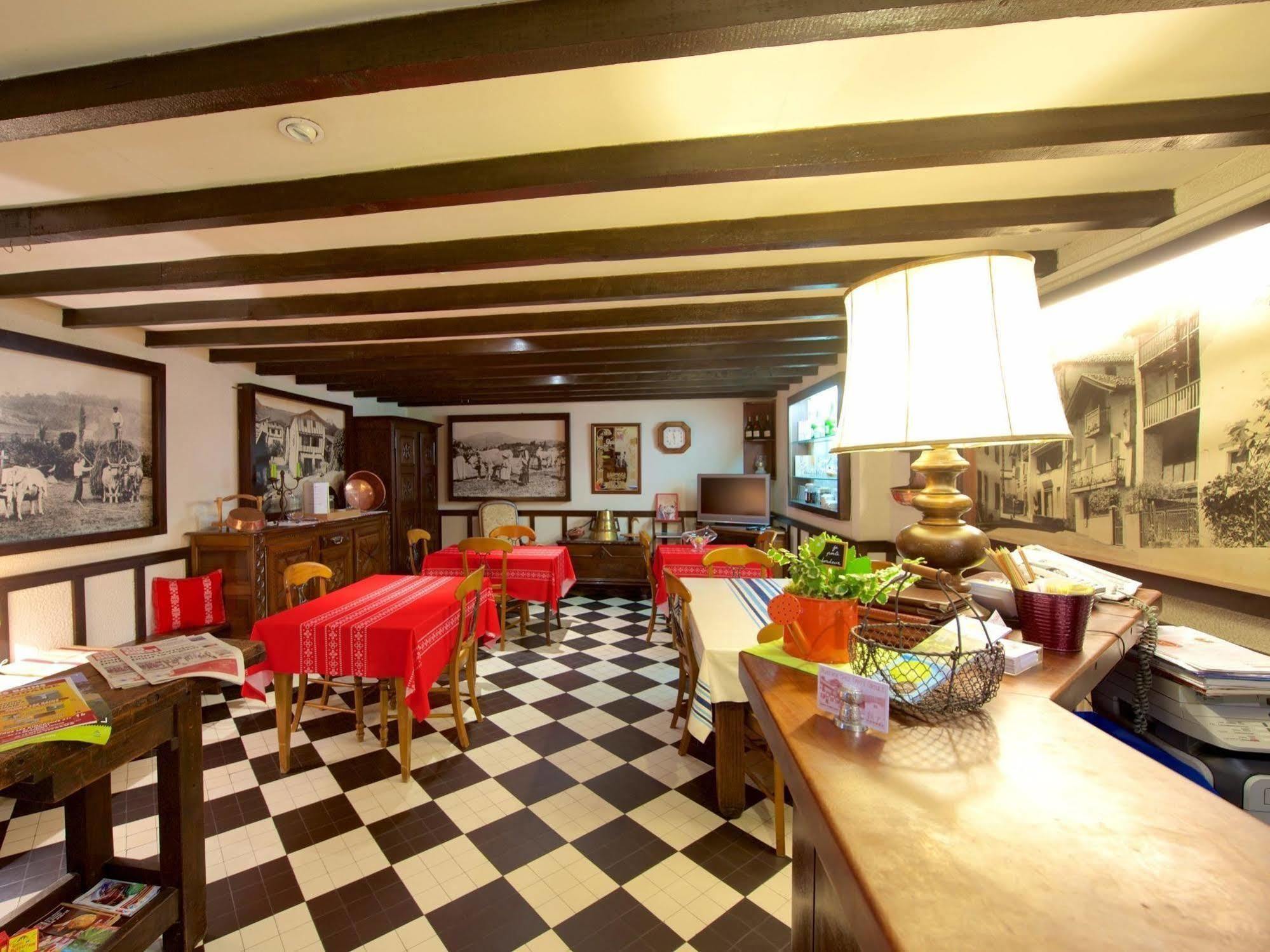 Auberge Chez Tante Ursule Cambo-les-Bains Buitenkant foto