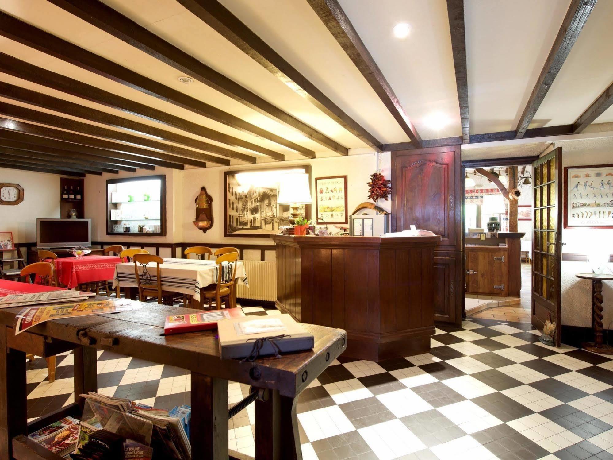 Auberge Chez Tante Ursule Cambo-les-Bains Buitenkant foto