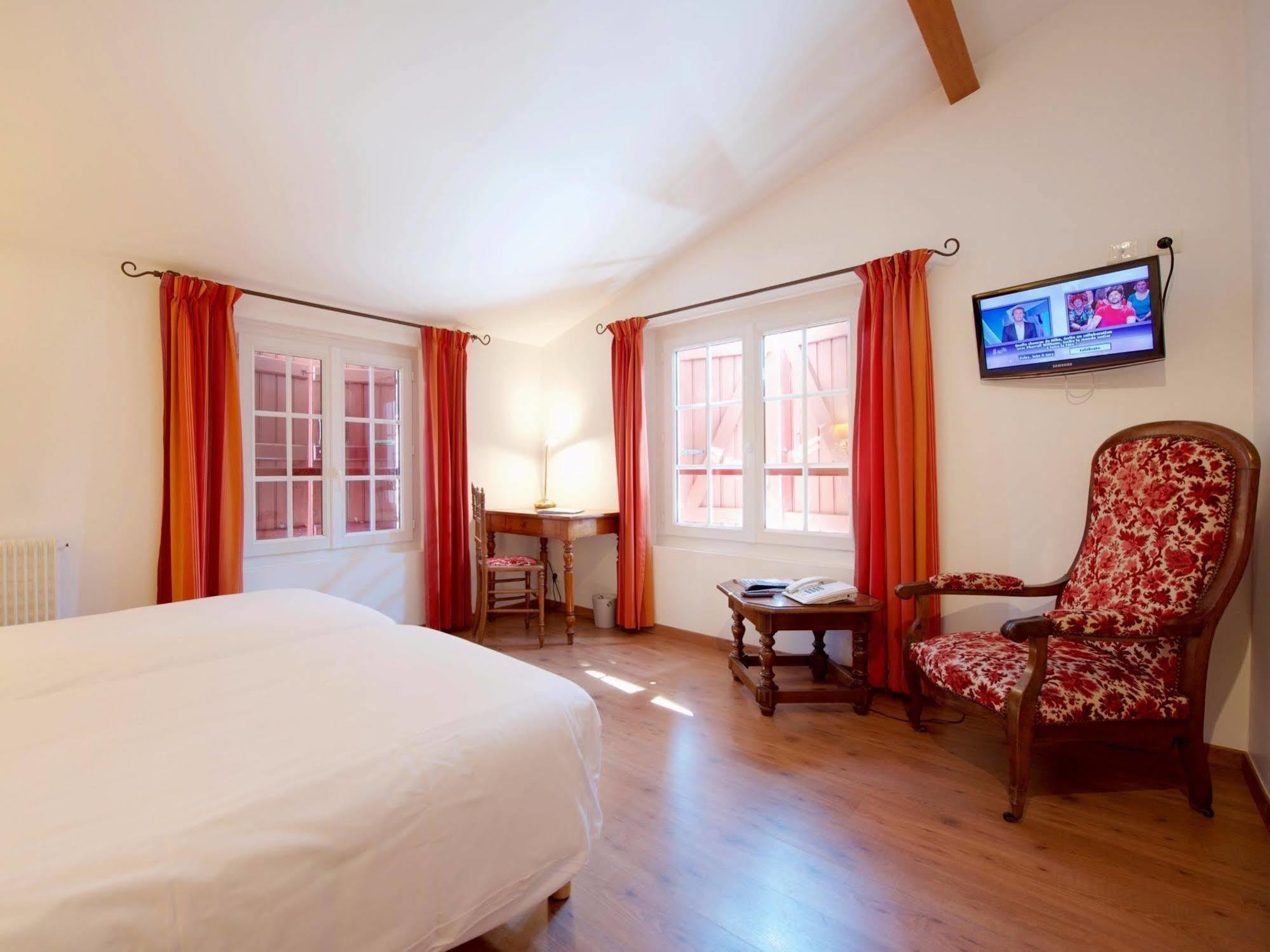 Auberge Chez Tante Ursule Cambo-les-Bains Buitenkant foto